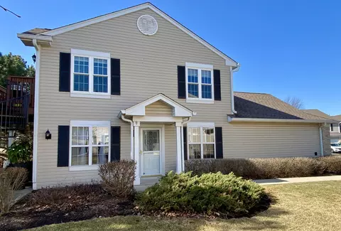 513 Windham Cove Dr, Crystal Lake, IL 60014