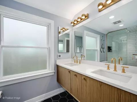 Bath - 305 Maplewood Rd, Riverside, IL 60546 photo 2 of 4
