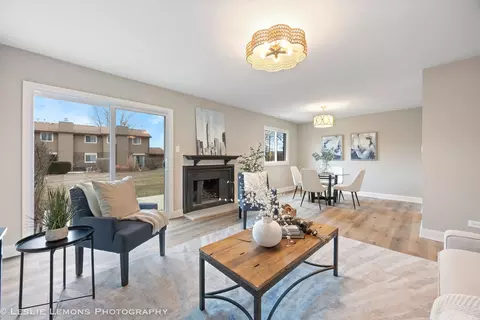 1026 Briarcliffe Blvd, Wheaton, IL 60189 photo 2