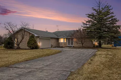 24541 S Wildwood Trl, Crete, IL 60417