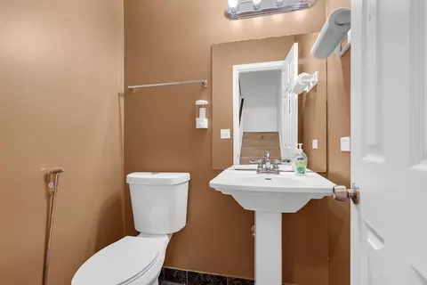 Bath - 2051 Kettering Rd, Hoffman Estates, IL 60169 photo 1 of 3