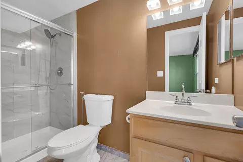 Bath - 2051 Kettering Rd, Hoffman Estates, IL 60169 photo 2 of 3