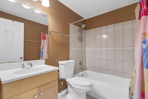Bath - 2051 Kettering Rd, Hoffman Estates, IL 60169 photo 3 of 3