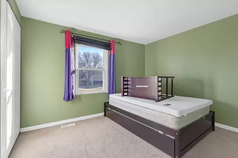 Bedroom - 2051 Kettering Rd, Hoffman Estates, IL 60169 photo 7 of 8
