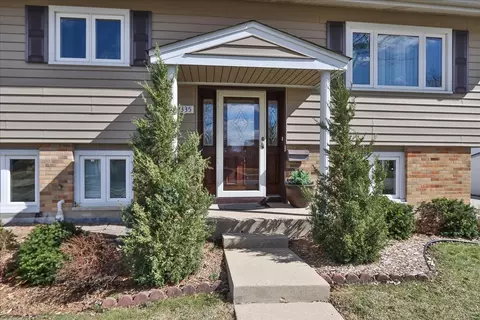 Exterior - 1335 Gentry Rd, Hoffman Estates, IL 60169 photo 3 of 7