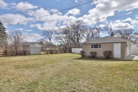 Exterior - 1335 Gentry Rd, Hoffman Estates, IL 60169 photo 6 of 7