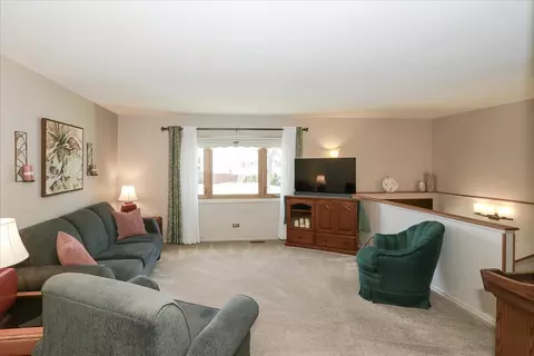 Living - 1335 Gentry Rd, Hoffman Estates, IL 60169 photo 2 of 5