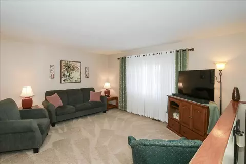 Living - 1335 Gentry Rd, Hoffman Estates, IL 60169 photo 3 of 5
