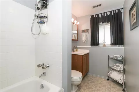 Bath - 1335 Gentry Rd, Hoffman Estates, IL 60169 photo 2 of 2