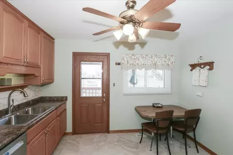 Kitchen - 1335 Gentry Rd, Hoffman Estates, IL 60169 photo 4 of 4