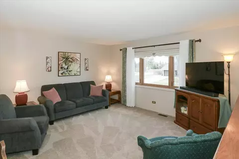 Living - 1335 Gentry Rd, Hoffman Estates, IL 60169 photo 4 of 5