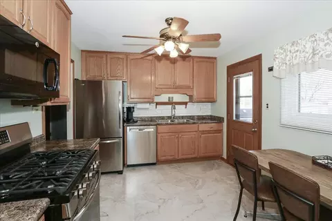 Kitchen - 1335 Gentry Rd, Hoffman Estates, IL 60169 photo 1 of 4