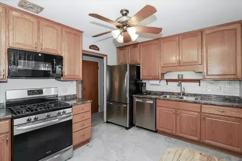Kitchen - 1335 Gentry Rd, Hoffman Estates, IL 60169 photo 2 of 4