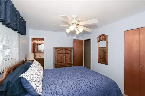 Bedroom - 1335 Gentry Rd, Hoffman Estates, IL 60169 photo 2 of 3