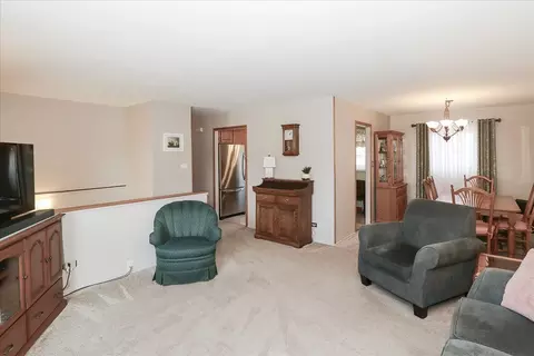 Living - 1335 Gentry Rd, Hoffman Estates, IL 60169 photo 5 of 5