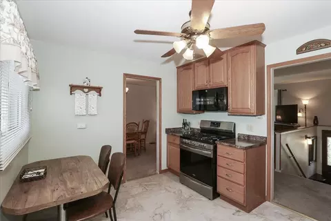 Kitchen - 1335 Gentry Rd, Hoffman Estates, IL 60169 photo 3 of 4