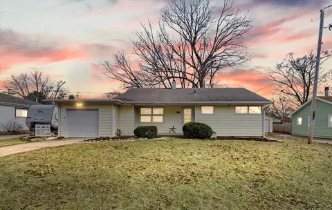 1104 Cambridge Dr, Champaign, IL 61821