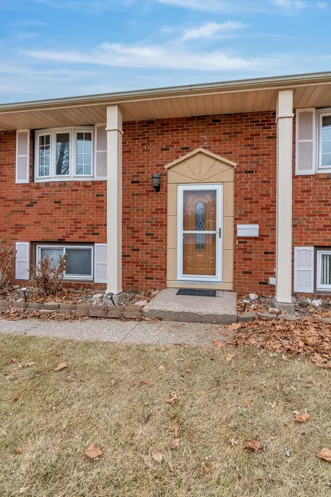 Exterior - 4905 50th St, Moline, IL 61265 photo 2 of 5