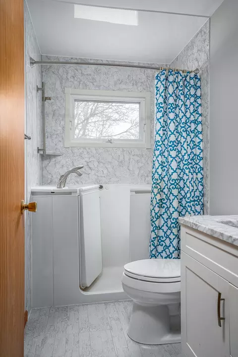 Bath - 4905 50th St, Moline, IL 61265 photo 1 of 3