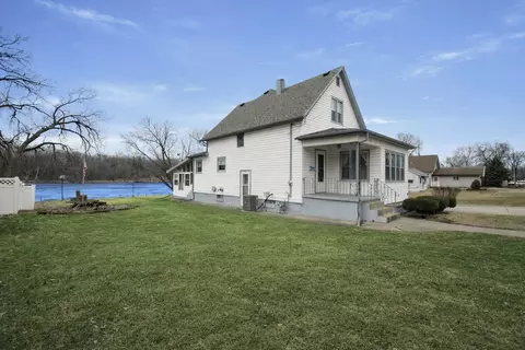 Exterior - 1903 W First St, Dixon, IL 61021 photo 2 of 10