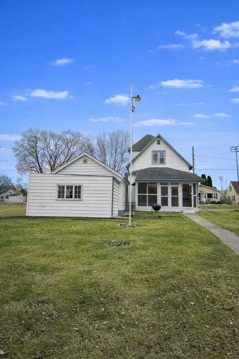 Exterior - 1903 W First St, Dixon, IL 61021 photo 3 of 10