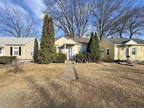 2110 S 2nd St, Moline, IL 61265