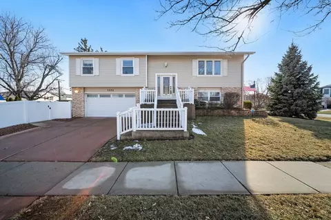 1101 S Lavergne Dr, Mount Prospect, IL 60056