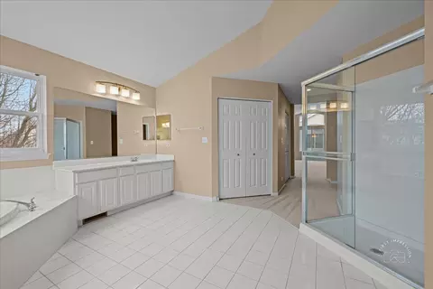 Bath - 1635 Rosehall Ln, Elgin, IL 60123 photo 3 of 4
