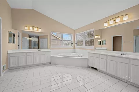 Bath - 1635 Rosehall Ln, Elgin, IL 60123 photo 2 of 4