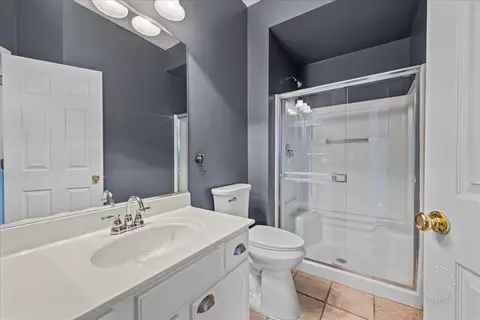 Bath - 1635 Rosehall Ln, Elgin, IL 60123 photo 1 of 4