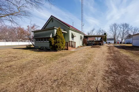 220 N Locust St, Wapella, IL 61777