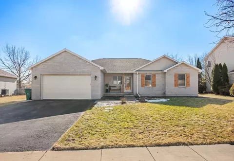 1102 Oxford Cir, Sycamore, IL 60178