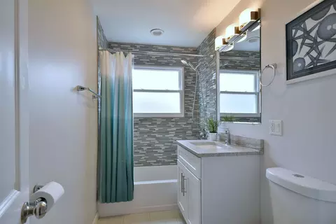 Bath - 492 Bernice Ct, Wheeling, IL 60090 photo 2 of 8