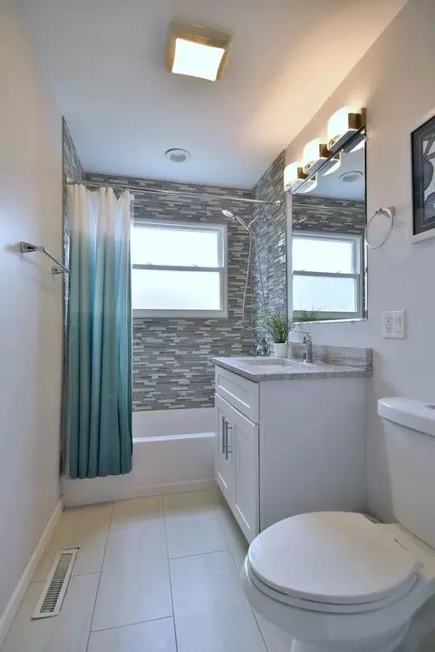 Bath - 492 Bernice Ct, Wheeling, IL 60090 photo 1 of 8