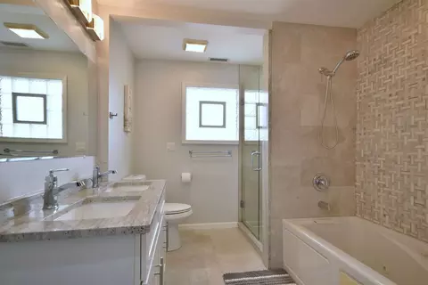 Bath - 492 Bernice Ct, Wheeling, IL 60090 photo 3 of 8