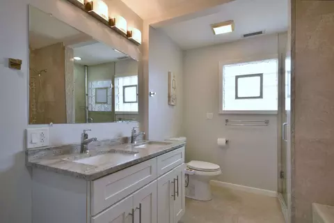 Bath - 492 Bernice Ct, Wheeling, IL 60090 photo 4 of 8