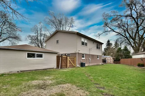 Exterior - 492 Bernice Ct, Wheeling, IL 60090 photo 10 of 10