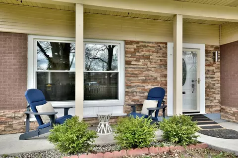 Exterior - 492 Bernice Ct, Wheeling, IL 60090 photo 5 of 10