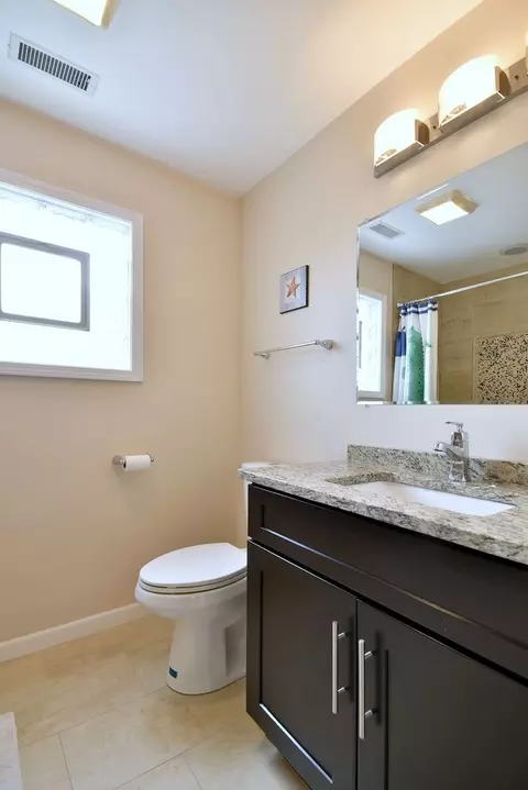 Bath - 492 Bernice Ct, Wheeling, IL 60090 photo 7 of 8