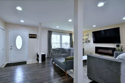 Entry Way - 492 Bernice Ct, Wheeling, IL 60090 photo 1 of 2