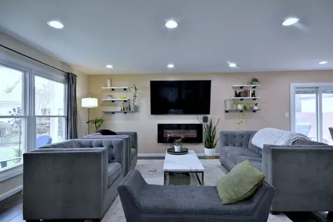 Living - 492 Bernice Ct, Wheeling, IL 60090 photo 1 of 4