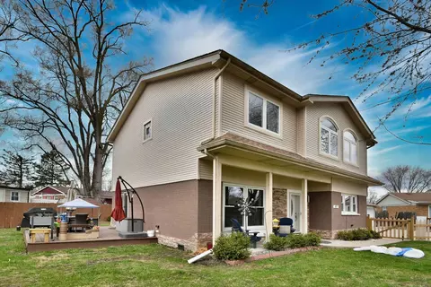 Exterior - 492 Bernice Ct, Wheeling, IL 60090 photo 3 of 10