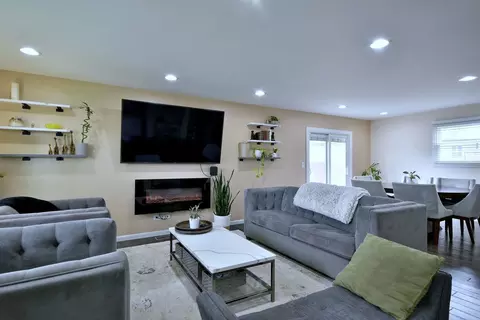 Living - 492 Bernice Ct, Wheeling, IL 60090 photo 2 of 4
