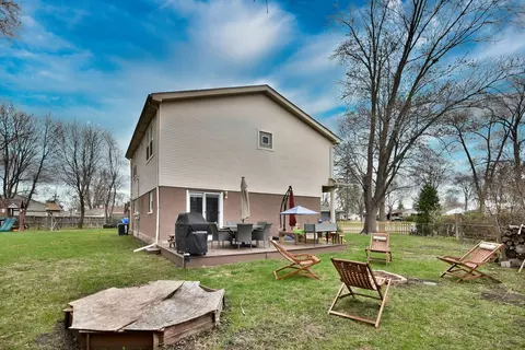 Exterior - 492 Bernice Ct, Wheeling, IL 60090 photo 6 of 10