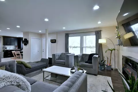 Living - 492 Bernice Ct, Wheeling, IL 60090 photo 3 of 4