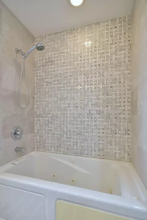 Bath - 492 Bernice Ct, Wheeling, IL 60090 photo 6 of 8