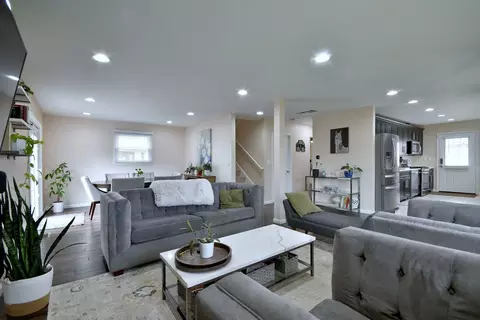 Living - 492 Bernice Ct, Wheeling, IL 60090 photo 4 of 4
