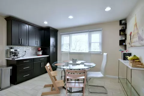 Kitchen - 492 Bernice Ct, Wheeling, IL 60090 photo 4 of 5
