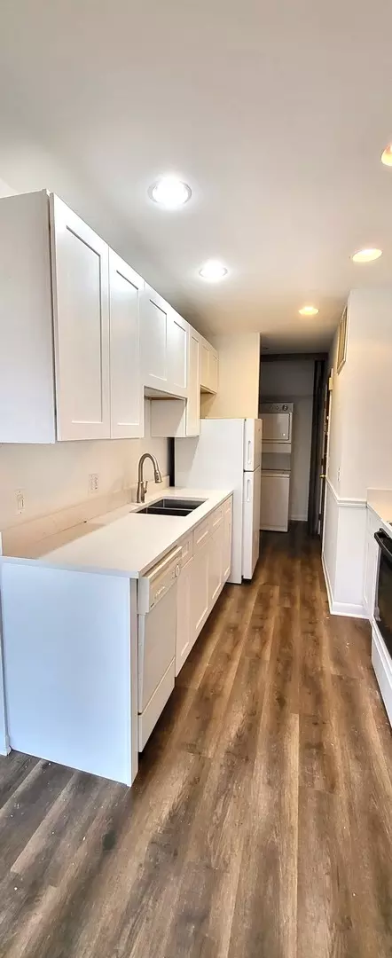 Kitchen - 1607 E Maple Ter #2D, Lisle, IL 60532 photo 1 of 2