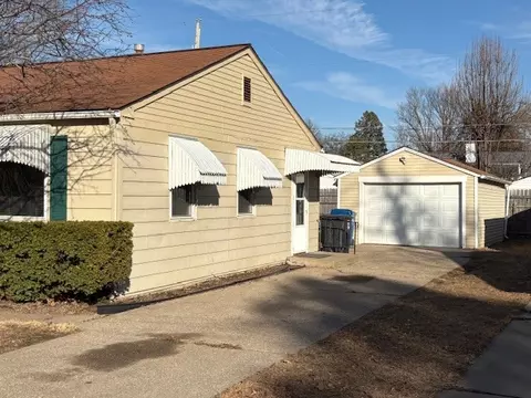 968 40th St, Moline, IL 61265 photo 3